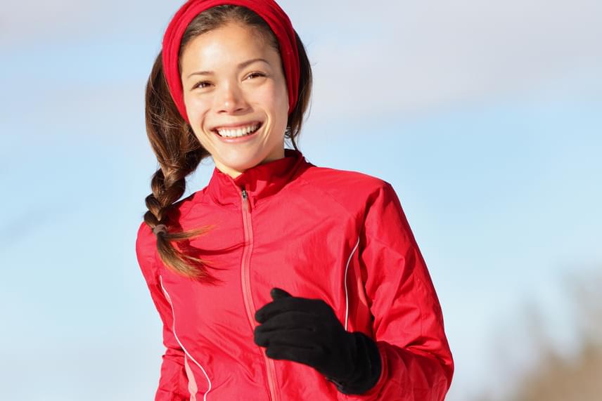 
                        	Ha mozogsz, lényeges mértékben és gyorsan megemelkedhet tested belső hőmérséklete, így ha nagyon fázol, mindenképp próbálj meg valamiféle fizikai aktivitást végezni. Ha teheted, akár futni is kezdhetsz, vagy épp jó gyorsan gyalogolni, de az is segít, ha például ugrálni kezdesz, vagy épp apró, de gyors bokszoló mozdulatokat végzel a levegőbe.
