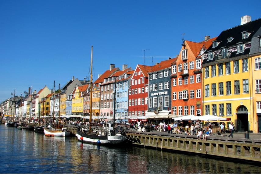 
                        	A dánok békés, illedelmes és vendégszerető magatartásukkal érdemelték ki, hogy országuk a hetedik legbarátságosabbként legyen számon tartva. A helyiek szívesen étkeznek együtt a turistákkal, és sokat megtesznek vendégeik kényelméért.