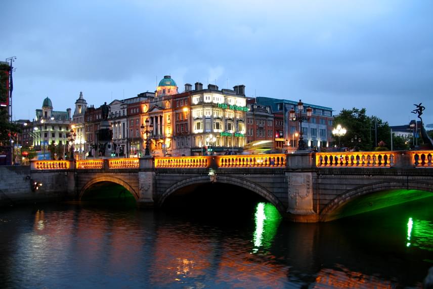 
                        	Az ötödik helyre sorolt Írország egyik legnagyobb pozitívuma az írek barátságossága és kezdeményezőkészsége, amiből könnyen kerekednek nagyon izgalmas beszélgetések. Gyakori, hogy az útbaigazítást kérő turistát egészen a célig kísérik, és mindent megtesznek azért, hogy a látogató otthonosan érezze magát.