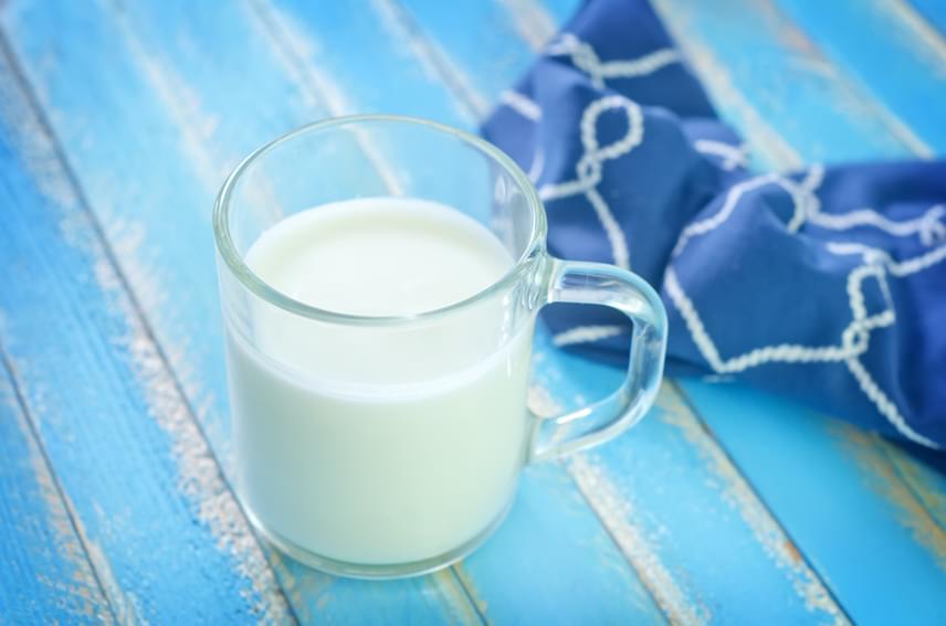 	Ha érzékeny, könnyen irritálódó a bőröd, a tej és egy rongy fogja helyrehozni. Tégy néhány jégkockát egy tál tejbe, és áztass bele egy eddig még nem használt mosogatórongyot. Csavard ki - de ne legyen túl száraz -, és pihentesd a bőrödön 10-15 percig. A tejnek egyébként is gyengéd tisztító hatása van, és rendkívül bőrbarát, de - a tejsavnak köszönhetően -, ránctalanít és hámlaszt is. Ha zsíros vagy pattanásos a bőröd, ezt semmiképp se használd, mert a tejes dolgoktól jobban begyullad!