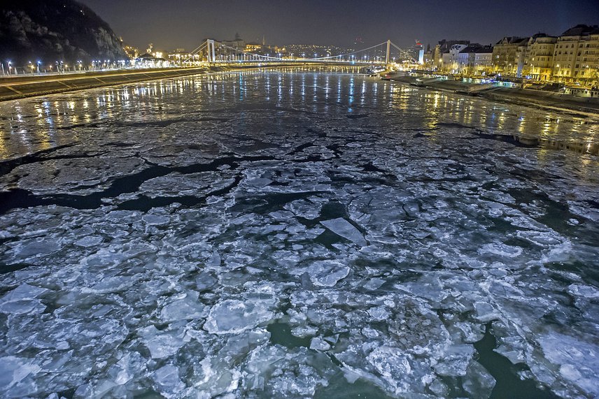 	Az egyik leglátványosabb jégzajlás a Dunán látható, Budapestnél rengetegen megörökítették a nem mindennapi jelenséget.