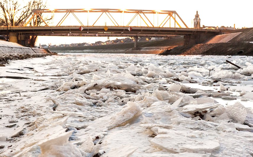 	Győrben, a folyók városában több látványos jégzajlás tanúi lehetnek a helyiek. Az egyik ilyen a város szívében folyó Rábán történik.