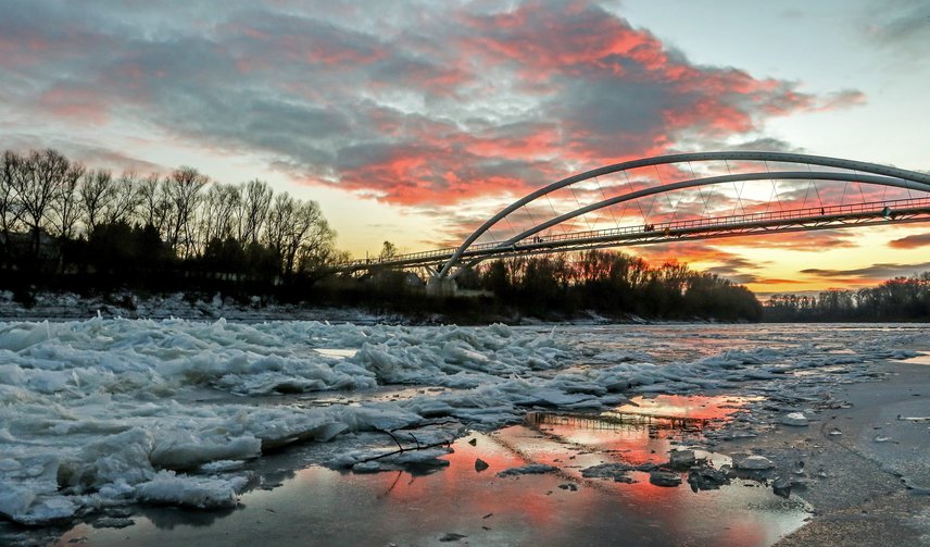 	A Közép-Tiszán is úrrá lett a jég. Így festenek az összetöredezett táblák Szolnoknál, a Tiszavirág híd előterében.