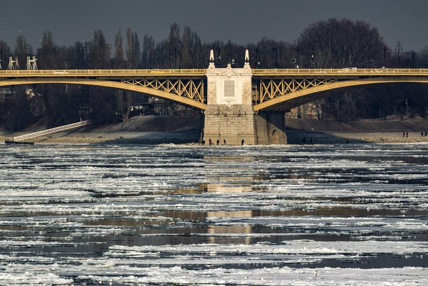 
                        	A Dunán kialakult jégviszonyok miatt teljes hajózási zárlatot rendeltek el kedden délután 16 órától a folyó 1792 és 1433 folyamkilométere között. A képen a Margit híd látható a Széchenyi lánchíd felől 2017. január 10-én.