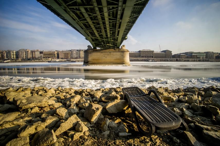 	Ilyen látványt nyújtott a Duna a Szabadság hídnál január 10-én. Bármilyen gyönyörű és ritka is azonban a jégzajlás, nem kevés problémát okoz.