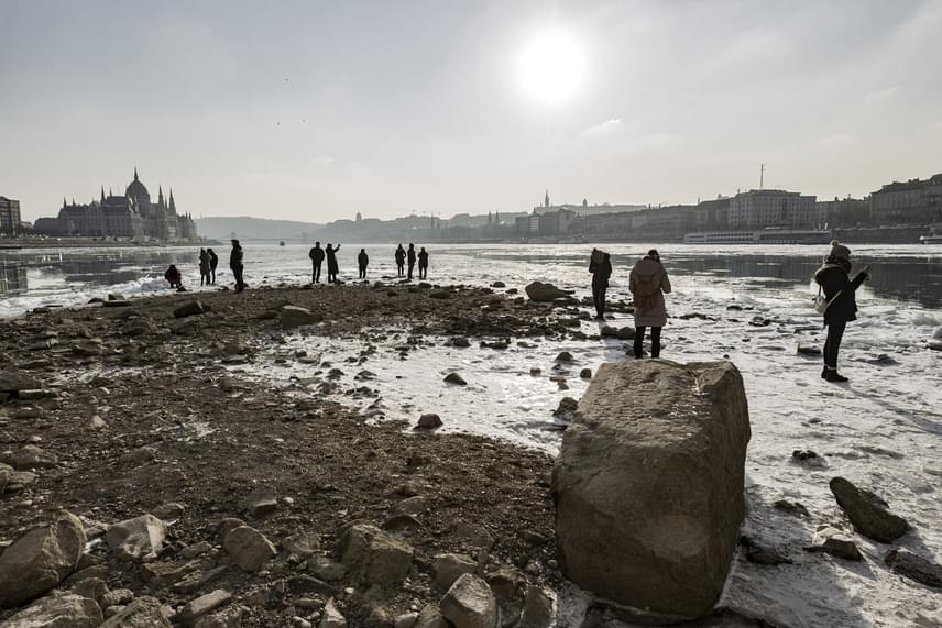 	Bár a Duna most ritka látványt nyújt, és különösen szép, fokozottan figyelni kell az óvatosságra, és mindenképp csak a partról szabad gyönyörködni benne. A vizet borító jeges felületekre merészkedni, illetve azok megközelítése is életveszélyes lehet.