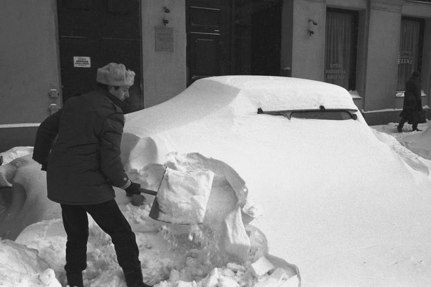 
                        	A napok óta tartó rendkívüli havazás igencsak próbára tette a főváros mintegy kétmillió lakosát is. Budapest útjait 1987. január 12-én 30-50 centis hó fedte, többnyire csak a főbb útvonalak voltak járhatóak, a bekötőutakon vastag hólepel állt, a gépkocsik többsége pedig a hó fogságába került. Gépek és emberek teljes erővel dolgoztak az utak megtisztításán.