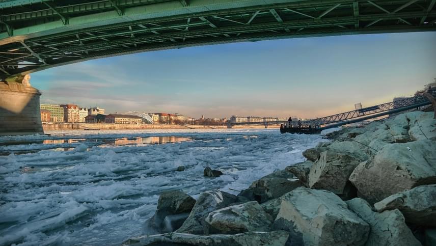 	A Szabadság-híd közvetlen közelében, a Duna partjáról sem kevésbé látványos a morajló jégzajlás, sőt, innen a legjobban kivehető a hatalmas táblák egymásra torlódása. A különös természeti esemény az állóvizeken sem maradt el. A fenti fotó solionak köszönhető, akinek az albumát itt érheted el.
