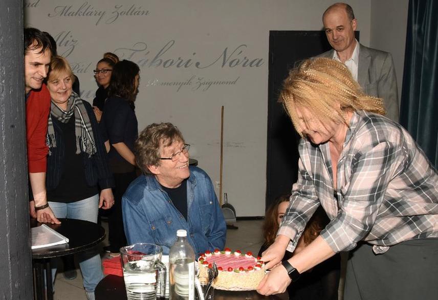 	Hegyi Barbara megszegi a születésnapi tortát Kern András legnagyobb örömére.