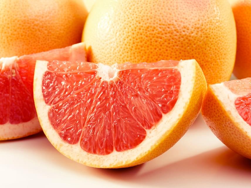 
                        	Sajnos egyes természetes ételekben is van szalicil: ilyenek például a citrusfélék, amelyeknek ráadásul éppen szezonjuk van. Váltsd ki őket hazai gyümölcsökkel, például almával vagy körtével, főként saláta formájában, fahéjjal vagy kókuszreszelékkel ízesítve - így nagy valószínűséggel megeszi a gyerek. Szóba jöhetnek akár a mirelit gyümölcsök is, mivel a fejlett hűtési technológiának köszönhetően nagyrészt megmarad vitamintartalmuk.