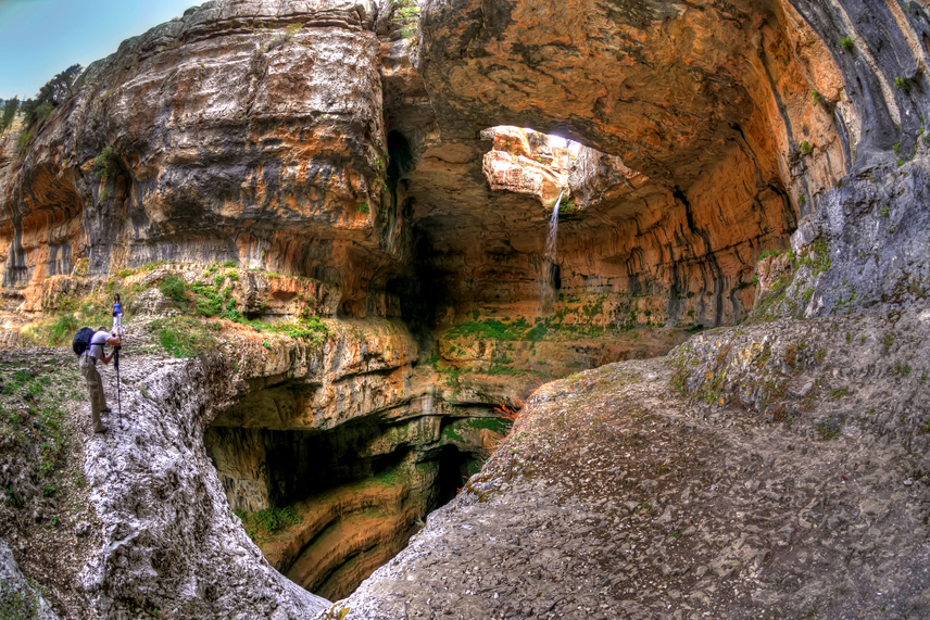 
                        	A legtöbb turista fotós- vagy mászófelszereléssel érkezik, sőt, akadnak olyanok is, akik a barlang csúszós szikláin mindenféle segédeszköz nélkül kapaszkodnak fel.