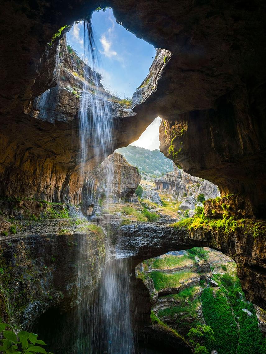 
                        	A víznyelőben lefelé zuhogó víz a Libanon-hegyen elolvadt hóból származik, mely egy 160 millió éves mészkőréteg alatt bújik meg, és a közeli Mgharet al-Ghaouaghir város mellett tör tiszta vizű forrásként a felszínre. A vízesés csak a tavaszi olvadás idején látható.