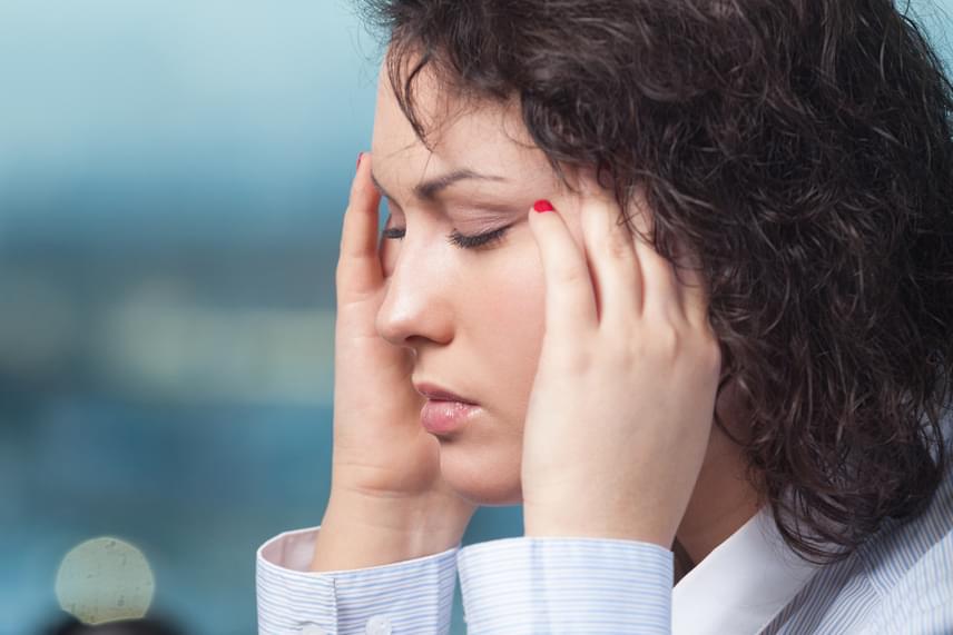	A fejfájás mellé társulhat szédülés és hányás, mely szintén lehet a túlnyomás következménye, és szintén gyakoribb lehet a reggeli órákban. Tünet lehet továbbá a hányinger nélküli hányás is.