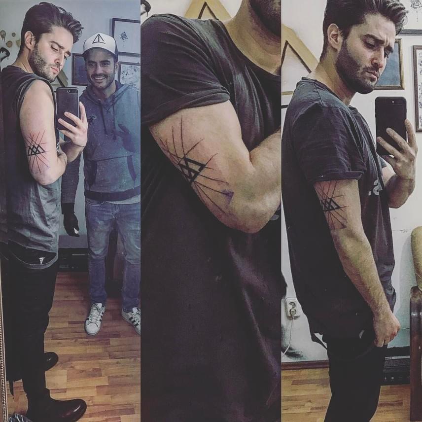 
                        	"Köszi az új tagot a családba", hálálkodott Instagramon Király Viktor a tetoválásért, miután az felkerült a jobb karjára.