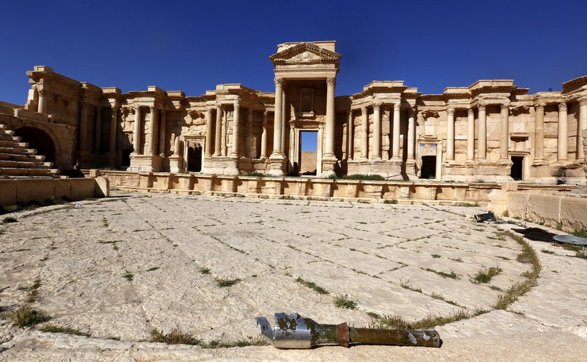 
                        	Tavalyi kép a közép-szíriai Palmüra ókori romváros római amfiteátrumáról. A szíriai sajtó 2017. január 20-i közlése szerint az Iszlám Állam - IÁ - dzsihadista szervezet fegyveresei lerombolták az amfiteátrum egy részét.