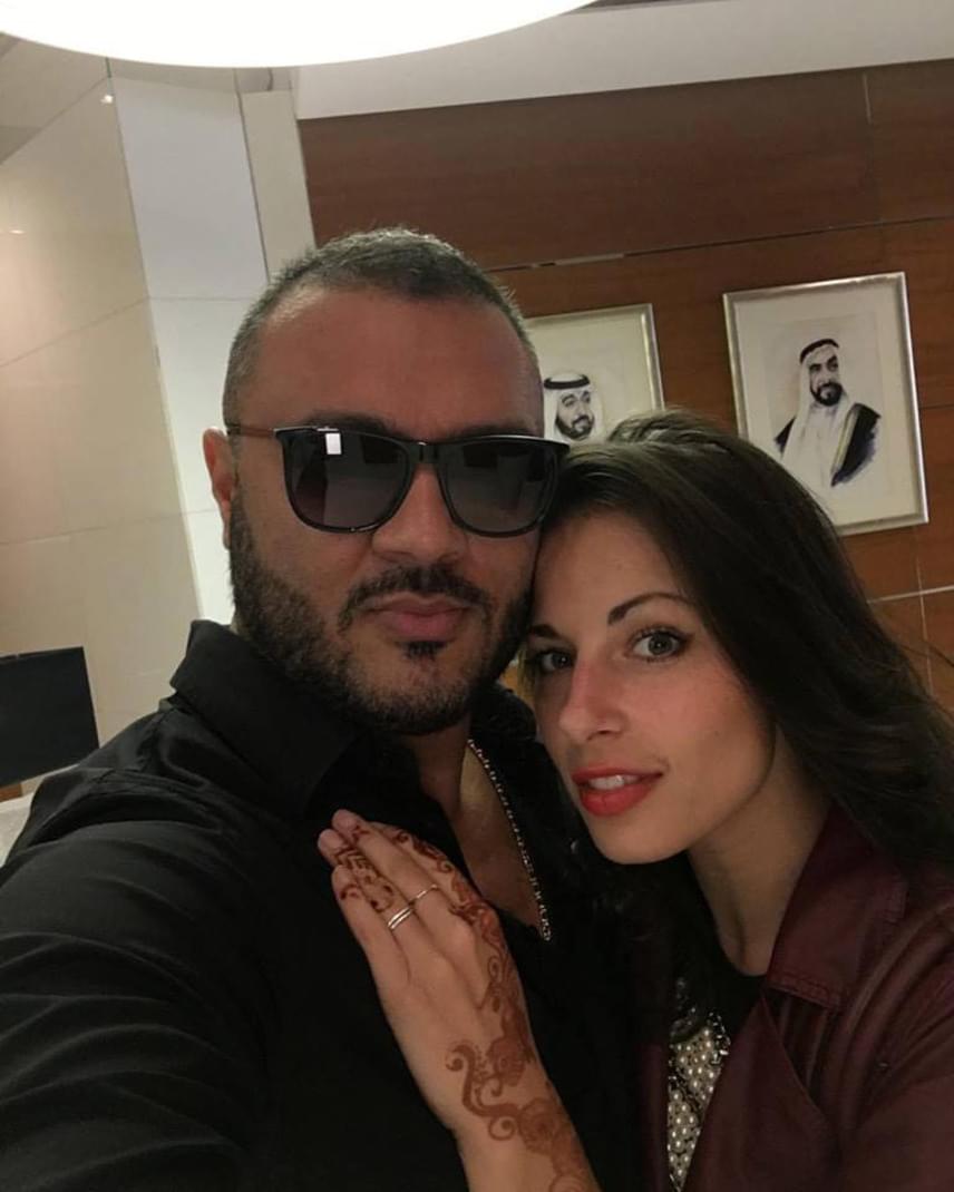 	"Sosem gondoltam volna, hogy Dubajban fogok csajozni!"- írta az énekes a nejével közös, ma készült fotó mellé.