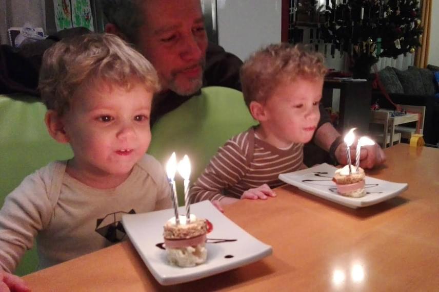 
                        	Szilárd és Szabolcs egészséges szülinapi tortát kaptak, amit gasztrokibic édesapjuk készített.