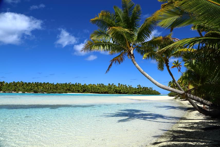 
                        	One Foot Island, Aitutaki, Cook-szigetek
                        	A hatalmas korallzátony partjainál teljes nyugalom vár mindenkit. A Cook-szigetek a Csendes-óceánban terülnek el, Új-Zélandtól 3500 kilométerre. A lagúnák zöld, kék és türkiz színekben pompáznak. A korallzátony 15 sziget hosszan helyezkedik el. Ha valaki elmenekülne egy kicsit a világ elől, ez az egyik legszebb tengerpart erre.