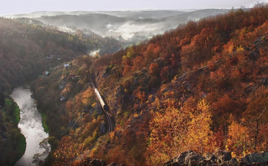 	A csehországi Lazne Bohdanec mellett is bámulatos környezetben halad végig a vasút az Elba mentén, a ködös dombságok között.