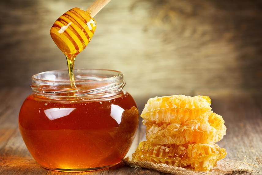 	A méz szintén tele van antioxidánssal, emellett csökkentheti a rák és a szívinfarktus kialakulásának kockázatát. Segítséget nyújthat gyomor- és más emésztőrendszeri betegségek esetén, erősíti az immunrendszert, valamint baktérium- és gombaölő hatása van. Mindezek miatt érdemes belőle napi egy kanállal legalább elfogyasztani.