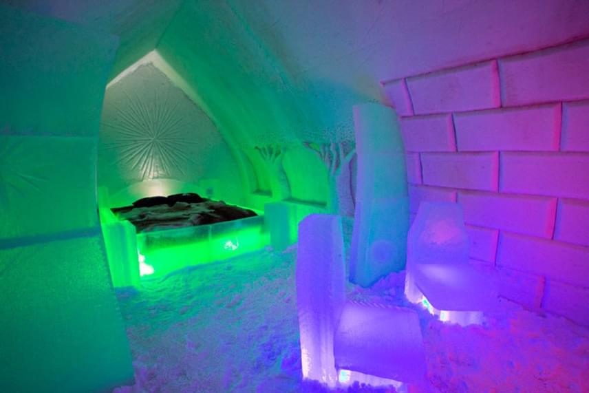 
                        	A Finnországban található Arctic SnowHotel nemcsak a mínusz 5 fokos szobákban, de a szálloda jeges éttermében is az északi fényt idéző világítással varázsolja el a látogatókat. Akiket főként ez a csodás természeti jelenség vonz a szállodában, azok a jégbe vésett szobák helyett üvegkupolával fedett iglut is választhatnak maguknak, ahonnan egy kényelmes, meleg franciaágyból nézhetik az égen feltűnő fényeket. A szobák és az igluk ára 40 ezer forinttól indul.