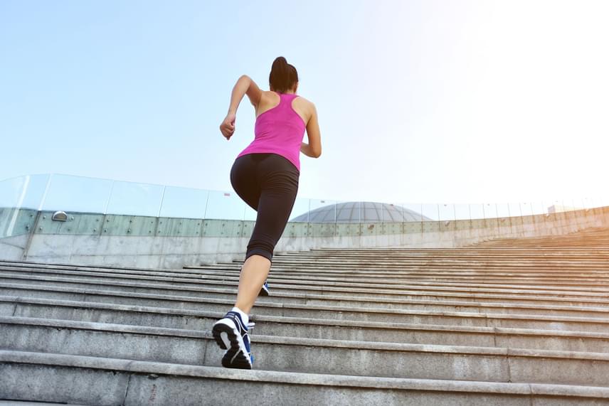 
                        	A futást hatékonyabbá teheted, ezáltal pedig lerövidítheted az edzést, ha lépcsőn felfelé futva különböző gyakorlatokat végzel. Ilyenkor akkor is 130-nál több kalória ég el minden 10 percben, ha nem végzed nagyon gyorsan a gyakorlatokat. A monotonitás megtörésére ugrálós figurákkal színesítheted a mozgást.