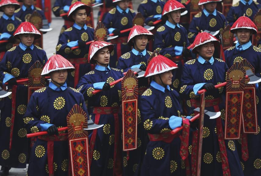 	Ismét Peking, ahol hagyományos öltözetű férfiak láthatók az 1636-1912 között uralkodó Csing-dinasztia áldozati szertartásának a közelgő kínai holdújév ünnepe alkalmából rendezett próbáján a pekingi Titan parkban 2017. január 26-án.