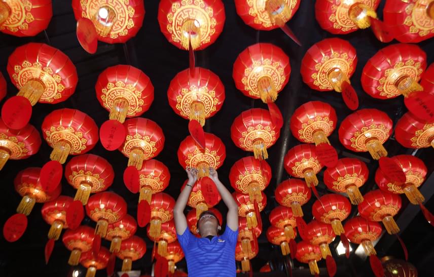 	A holdújév vagy tavaszünnep dátuma mindig változik, jellemzően azonban annak az újholdnak a napján tartják, mely az európai naptár szerinti február 4‑éhez a legközelebb esik. A képen egy munkás az utolsó simításokat végzi egy új évi dekoráción egy kínai templomban az indonéziai Bogorban 2017. január 24-én.