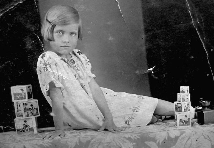 	1934-ben készült a fotó, amelyen ez a gyönyörű kislány pózol illedelmesen a kockái mellett. Ezekből a kockákból tornyot lehetett építeni, és ha megfelelő sorrendben raktad ki a formákat, egy mese rajzolódott ki az oldalukra rajzolt képekből.