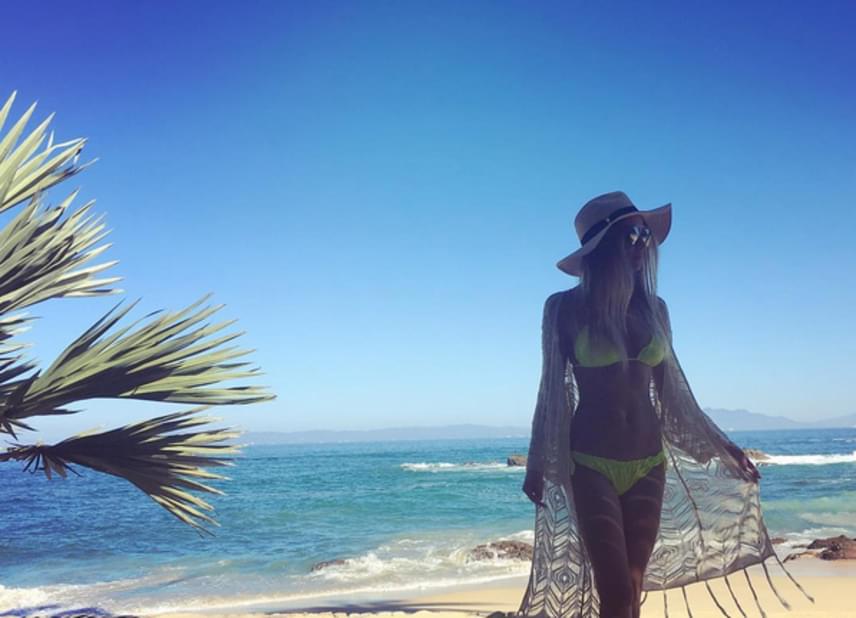 	"De jó ez a kép. Szép vagy, Eszti", kommentelte egy másik rajongója a VIVA TV műsorvezetőjének, aki a Las Animas tengerparton nyaralt.