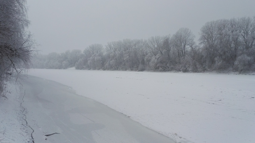 
                        	A tartós zimankó megdermesztette a Tisza környékét, a folyó felszínén végighúzódó jégpáncélra pedig egy vastag réteg hólepel is került.