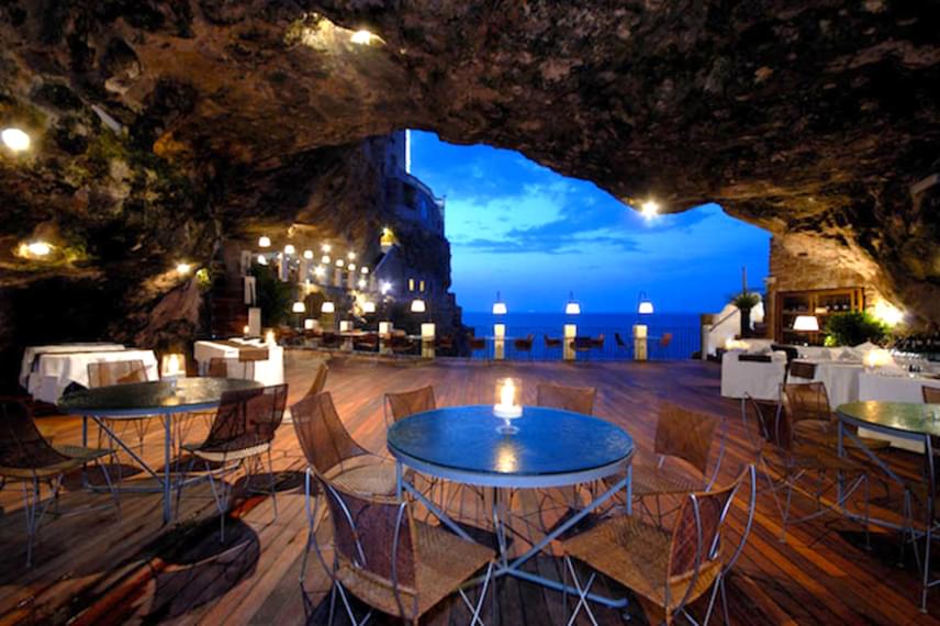 
                        	Az olasz konyha remekeit és számos tengeri fogást felvonultató étterem fölött 20 szoba található, szintén a sziklába építve.