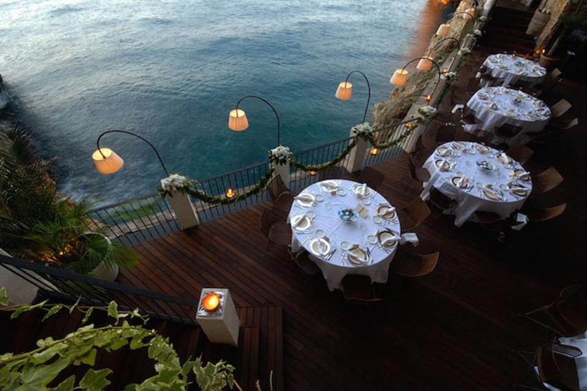 	Az étterem és a hotel alatt ugyanis szakadék tátong, melynek a vibrálóan kék tenger hullámzik.