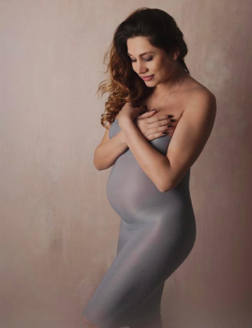 	Horváth Éva decemberben egy babapocakos fotóval tudatta: első gyermekét várja. A modell, műsorvezető tavasszal lesz édesanya, kisfiút hord a szíve alatt.