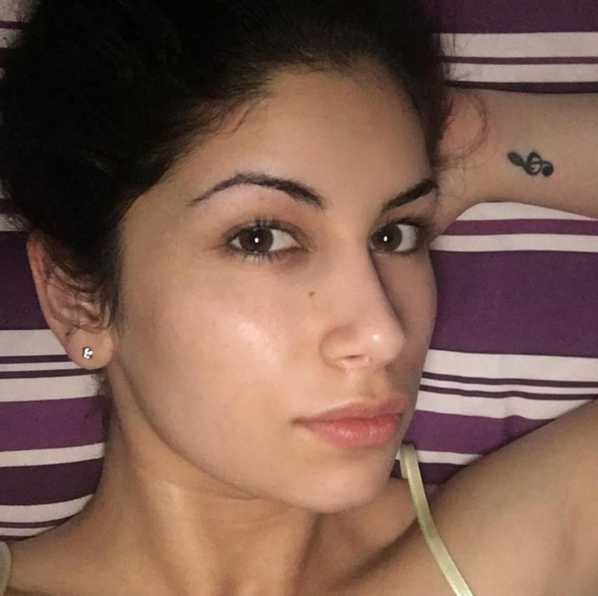 
                        	Radics Gigi az ágyban fekve lőtte magáról ezt a szelfit az alábbi hashtagek kíséretében: #jóreggelt, #álmosarc, #sminknélkül, #reggeliszelfi. 