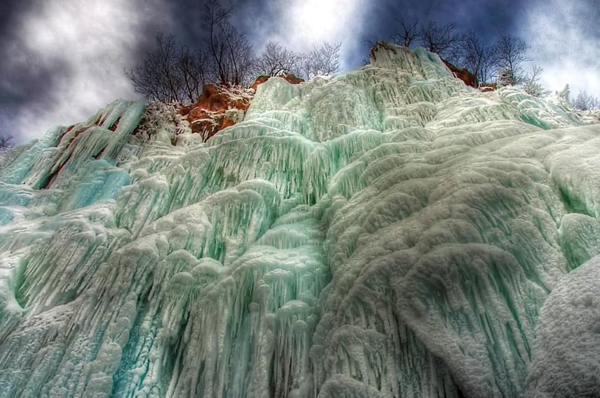 	A jégbe fagyott vízesések olyan különleges és futurisztikus látványt nyújtanak, hogy nehéz elhinni, hogy tényleg evilágiak.