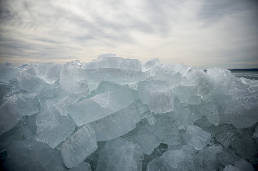 
                        	A viharos szélben feltorlódott és összetört jégtáblák Balatonakarattyánál posztapokaliptikus látványt nyújtanak, mintha csak a jégkorszak köszöntött volna be.