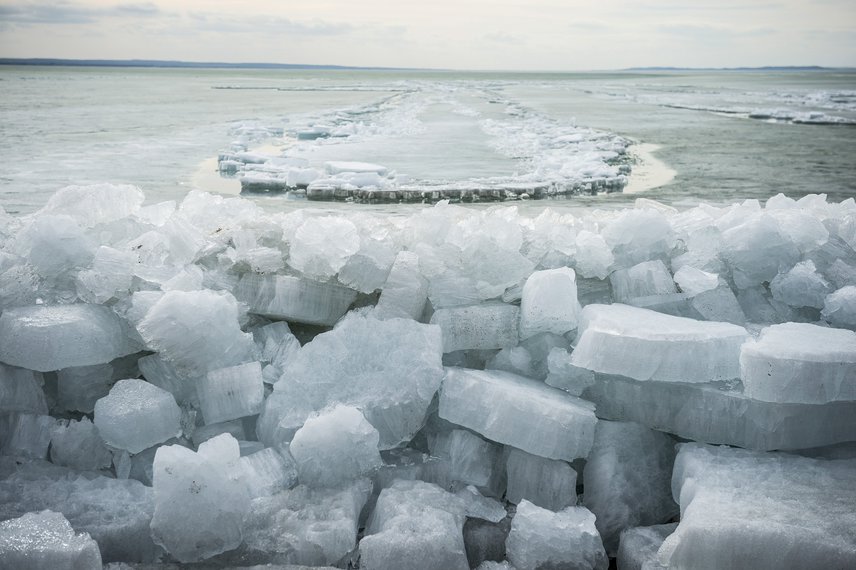 	A balatonakarattyai parton lefotózott méretes jégkövekből akár iglukat is lehetett volna építeni.