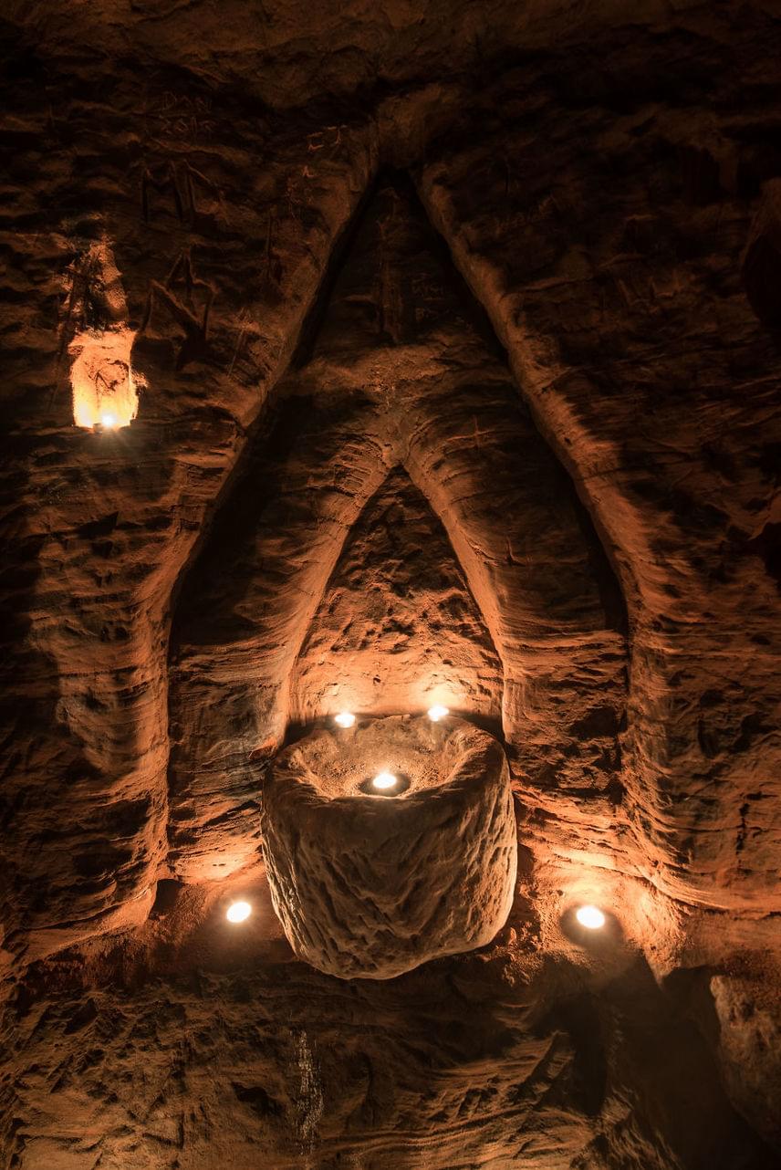 	Az elkövetkező évszázadokban druidák, pogányok és titkos vallási szekták rendezték meg a föld alatti alagutakban különféle ceremóniáikat.