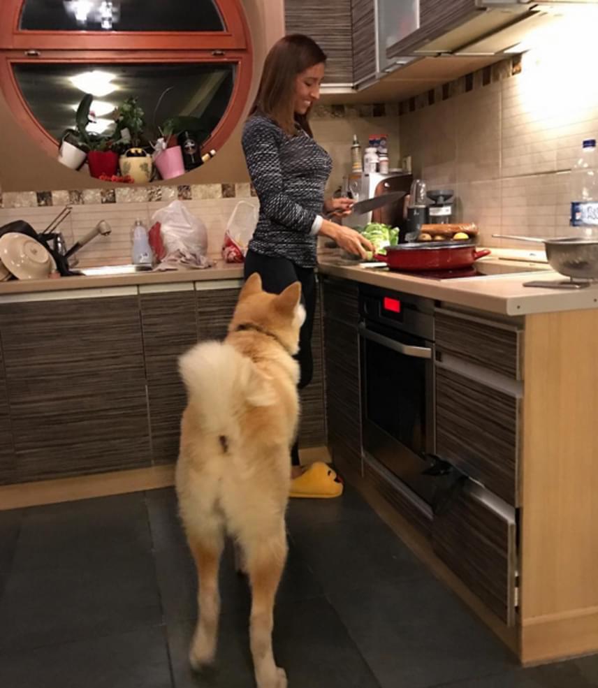 	"Készül a vacsora és még segítségem is van", írta Rubint Réka a felvétel mellé, cuki kutyáját pedig a finom illatok csalhatták oda.
