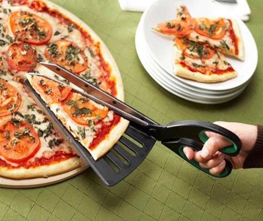 	A pizza felszeletelése és a szelet kiemelése nem mindig könnyű mutatvány. Ezzel az eszközzel két legyet üthetünk egy csapásra.