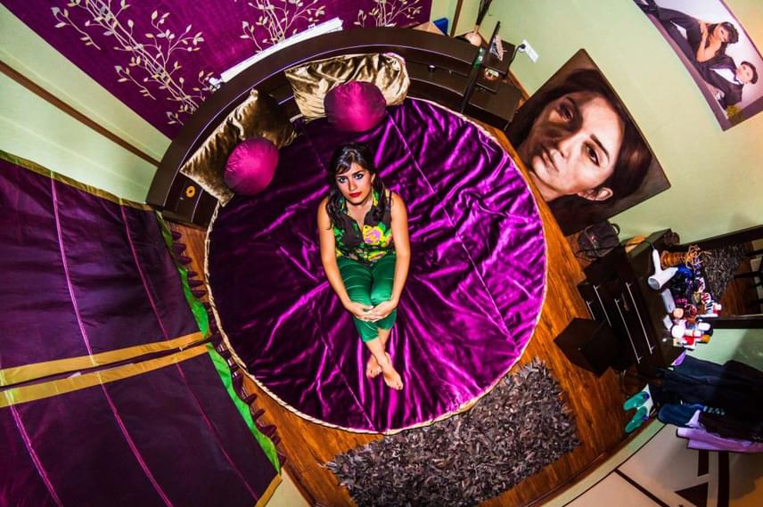John Thackwray minden egyes fotóját úgy készítette el, hogy a hálószoba mennyezetére rögzítette a kamerát. Itt épp egy iráni, teheráni lány otthonában tette ezt.