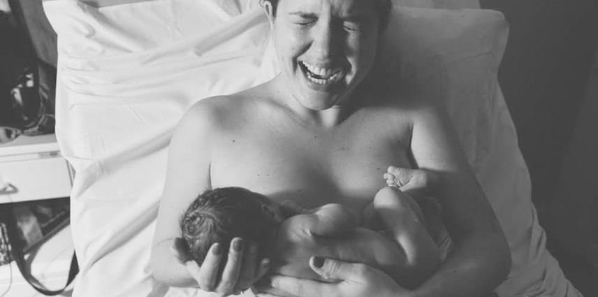 	Az anya első pillanatai kezében az újszülöttjével: a megindító felvételből elképesztő erő árad.