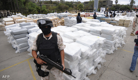 Fegyveres kommandós vigyázza a gigantikus drogfogást