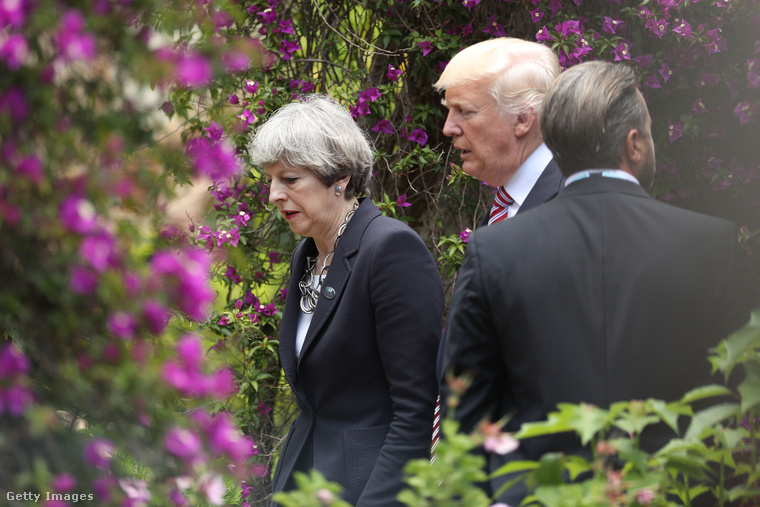 A Trumppal való megbeszélésen kiderült, hogy Theresa May a szomorú, elkeseredett arckifejezésben is nagyon erős tud lenni