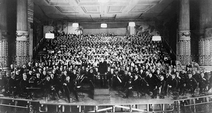 Leopold Stokowski és a Philadelphia Orchestra (1916). Itt még nem jöttek rá a nagy titokra, a két hegedűszekció szemben ül egymással.