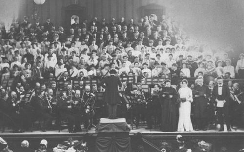 Mahler Beethoven IX. szimfóniáját vezényli, balra az első, jobbra a második hegedűszólam (1905)
