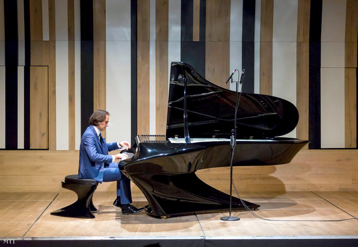 Bogányi Gergely Kossuth-díjas zongoraművész játszik új fejlesztésű futurisztikus külsejű számos technikai újítással készült hangversenyzongoráján a Budapest Music Centerben tartott sajtóbemutatón 2015. január 20-án.