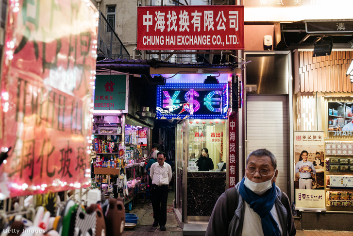 Pénzváltó utca Hongkong egyik bevásárlónegyedében