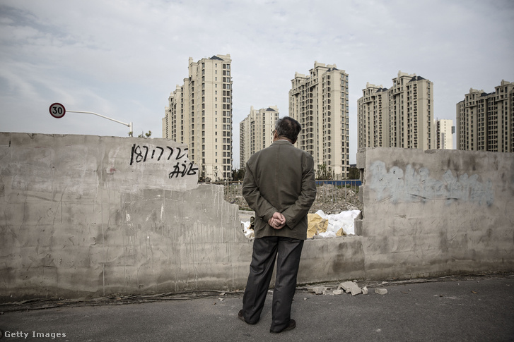Leomlott fal egy épülő lakónegyed előtt Sanghajban